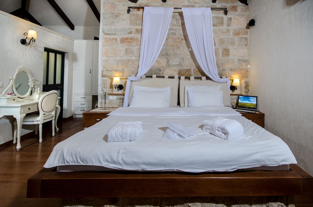 Jasmine Suite photo 1