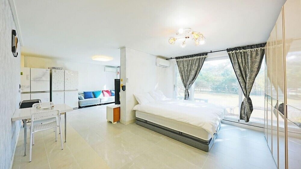 Room (the four seasons) photo 1