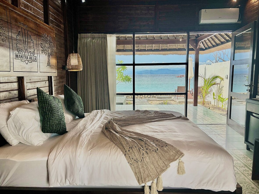Executive Room, 1 King Bed, Beach View photo 1