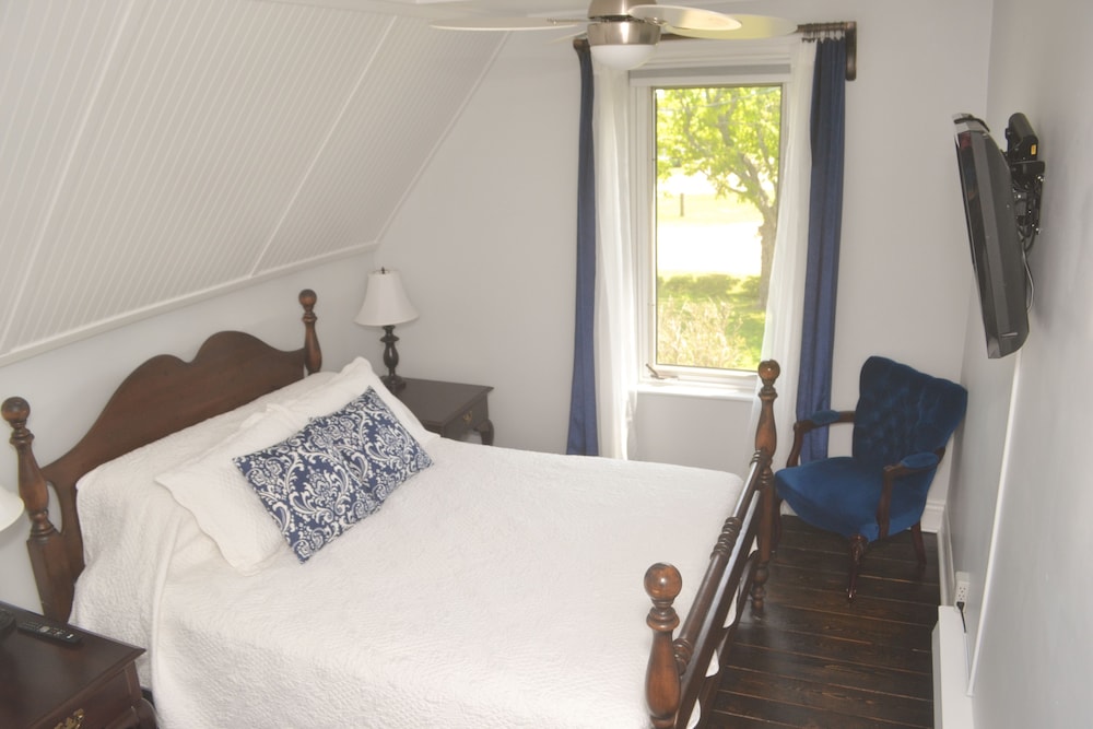 Comfort Room, 1 Queen Bed, Ensuite, Partial Sea View photo 1