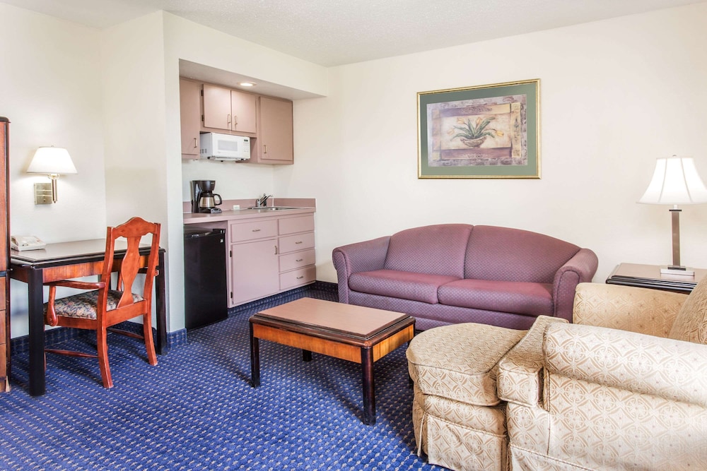 Suite, 1 King Bed, Kitchenette - Photo 2