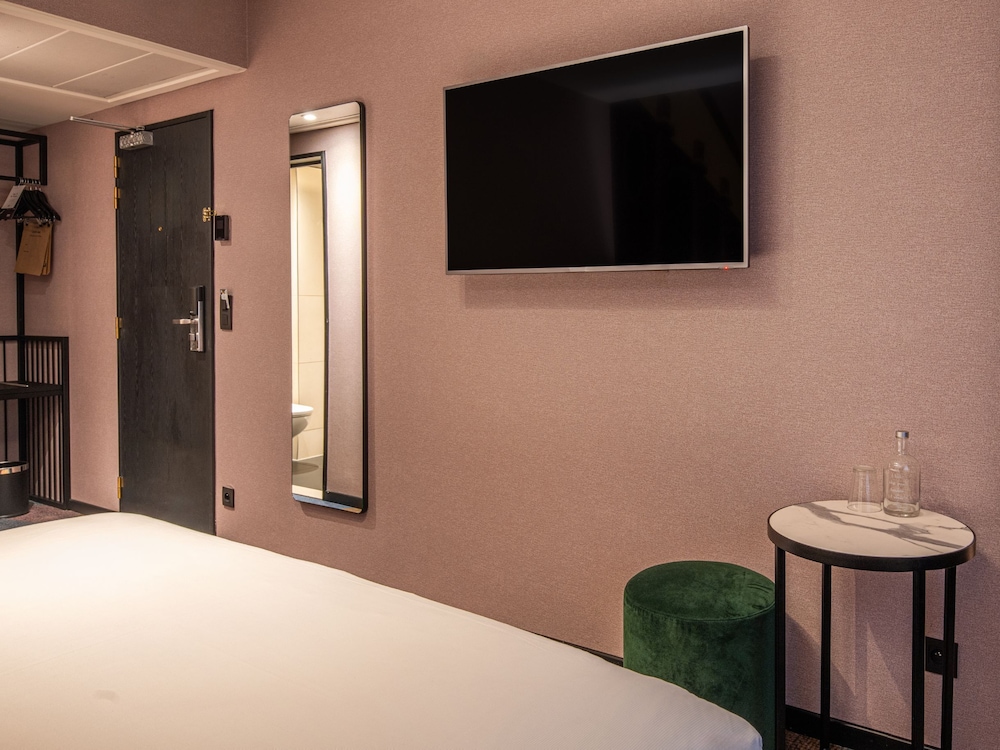 Medium Room photo 3