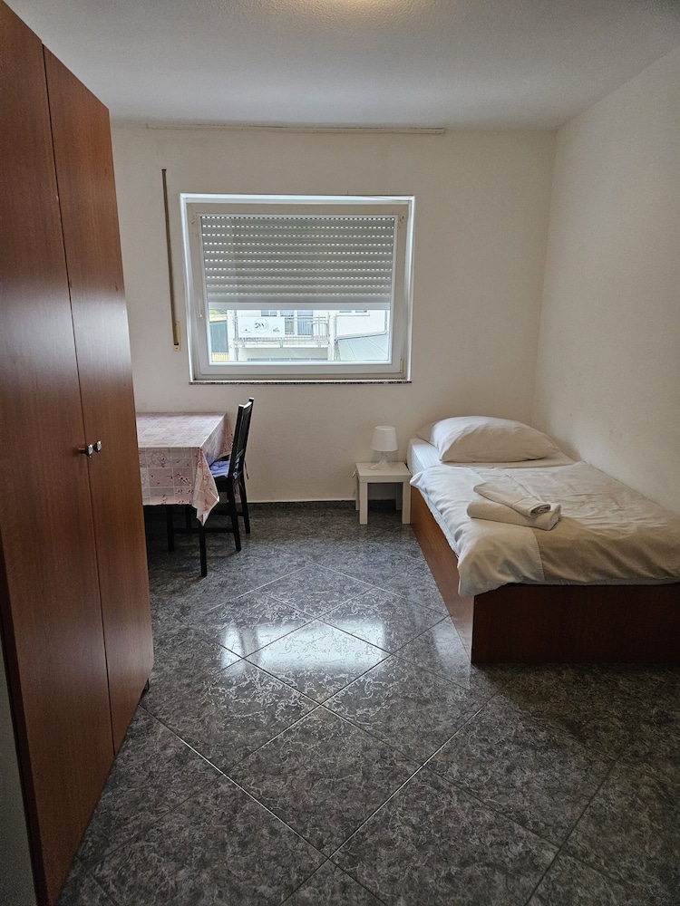 Basic Single Room, Shared Bathroom, Courtyard View (Budget Einzelzimmer)