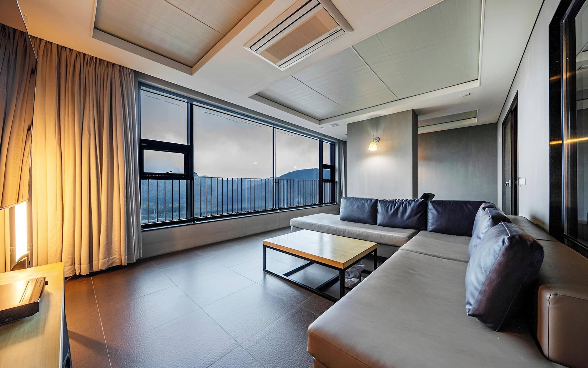 Room (Suite - Hills RiverView (86" LG s-tv)) - Photo 1