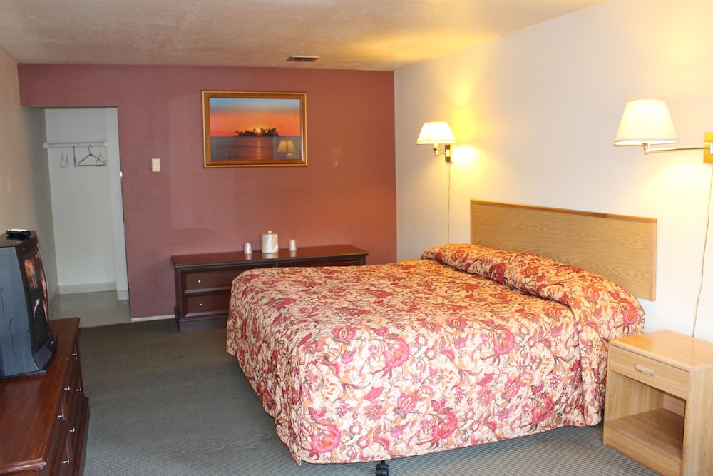 Standard Room, 1 King Bed, Non Smoking (Not Pet Friendly) photo 2
