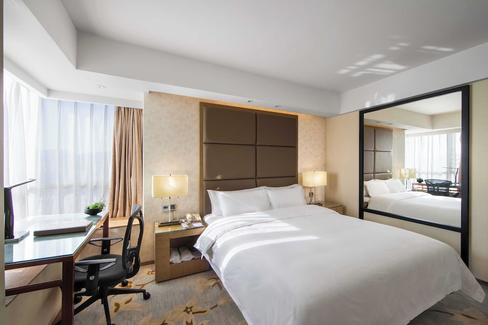 Executive Suite, 2 Bedrooms, Balcony photo 3