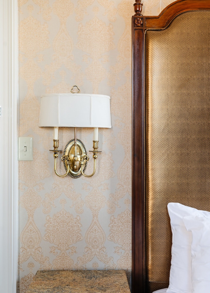 King Room (24/7 Front Desk) - Photo 6