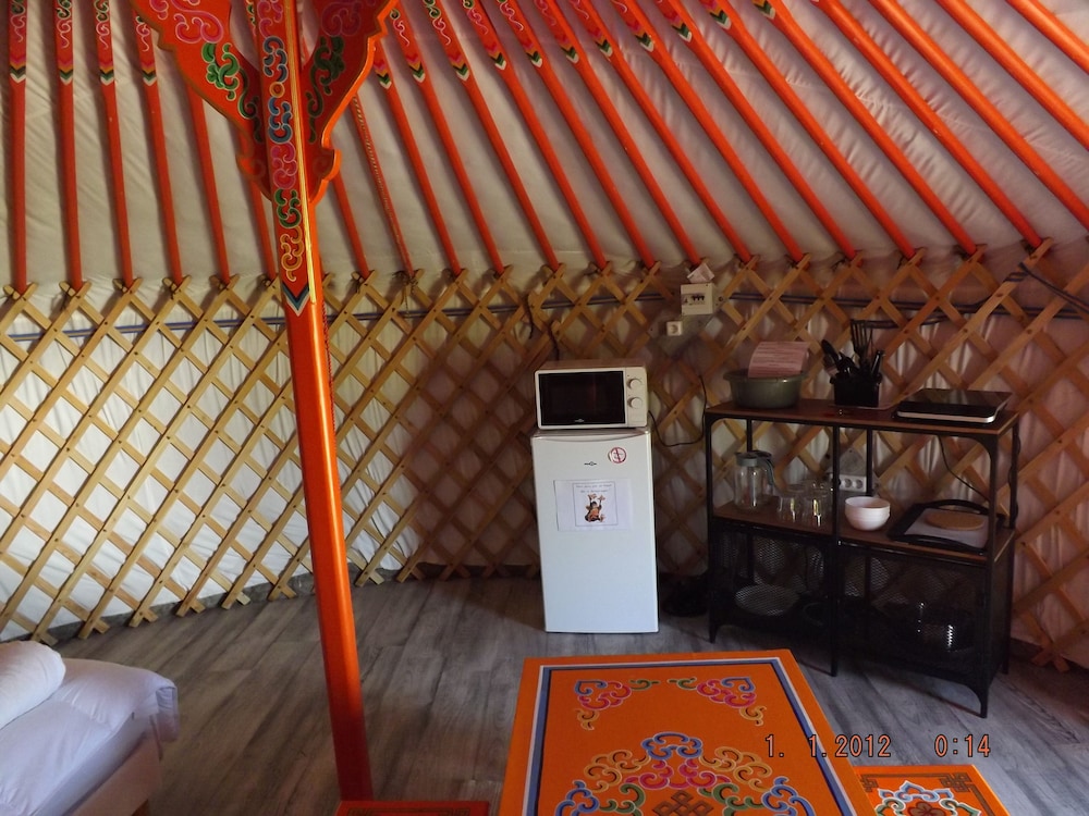 Traditional Tent, 1 Bedroom, Refrigerator & Microwave photo 3
