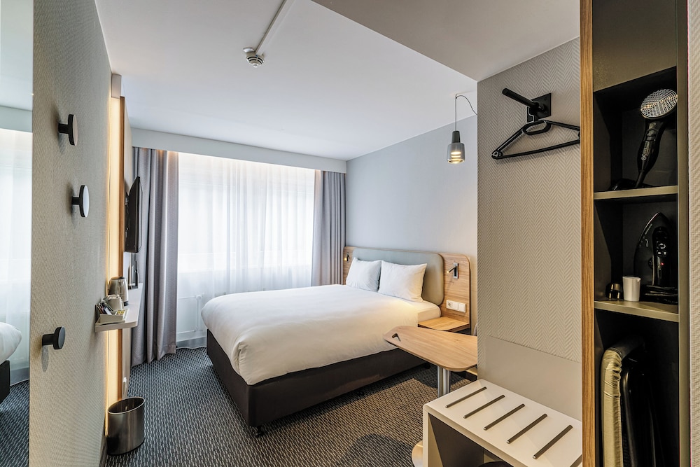 Standard Room, 1 Queen Bed - Photo 6