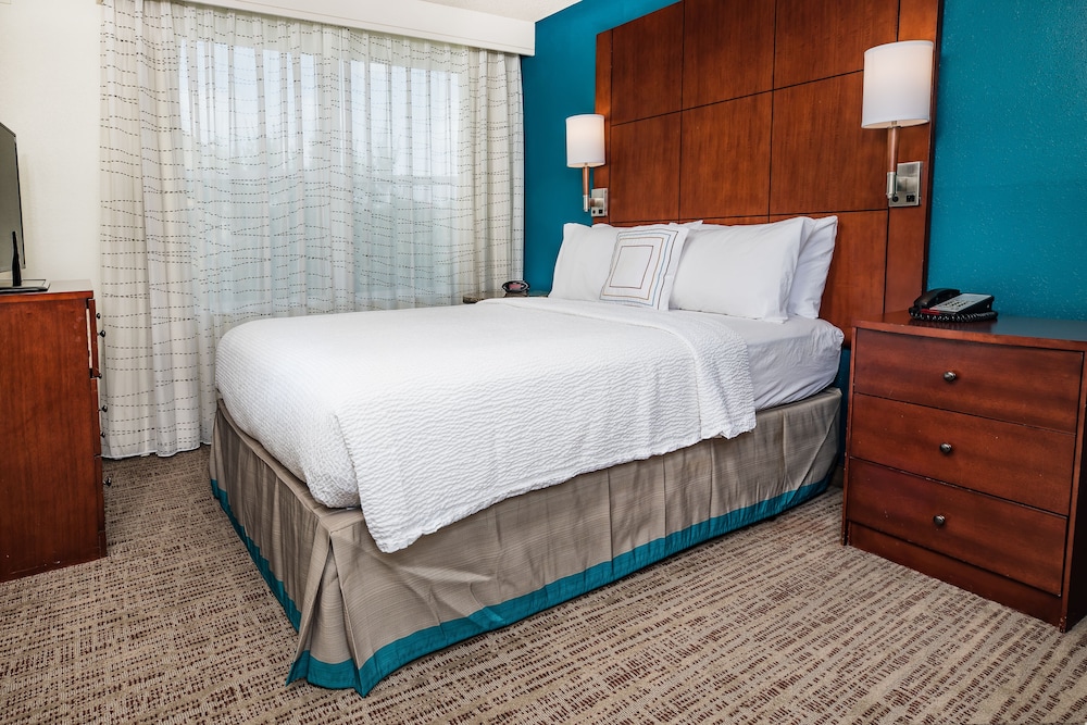 Studio, 1 King Bed with Sofa bed (Mobility Accessible, Roll-in Shower) photo 1