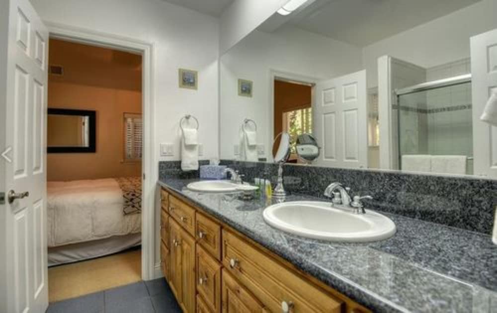 Room, Private Bathroom (Incense Cedar) photo 3
