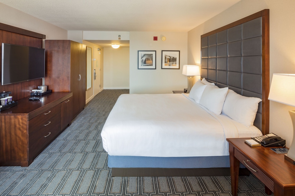 Classic Room, 1 King Bed, Accessible, Bathtub - Photo 2