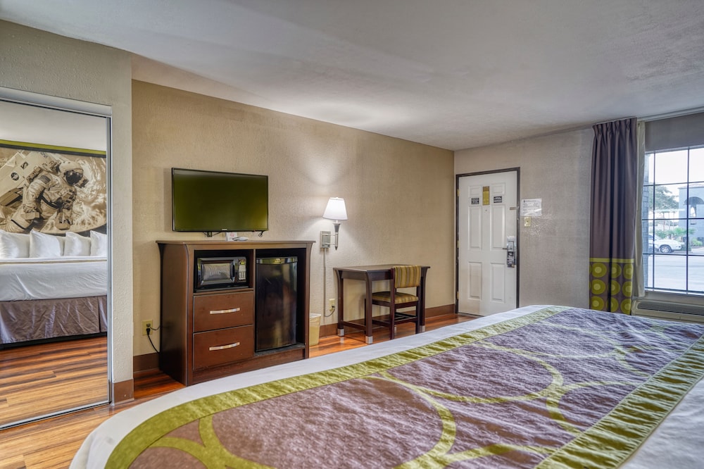 Suite, 1 King Bed, Smoking (Mini, Second Floor, Stair Access Only) - Photo 4
