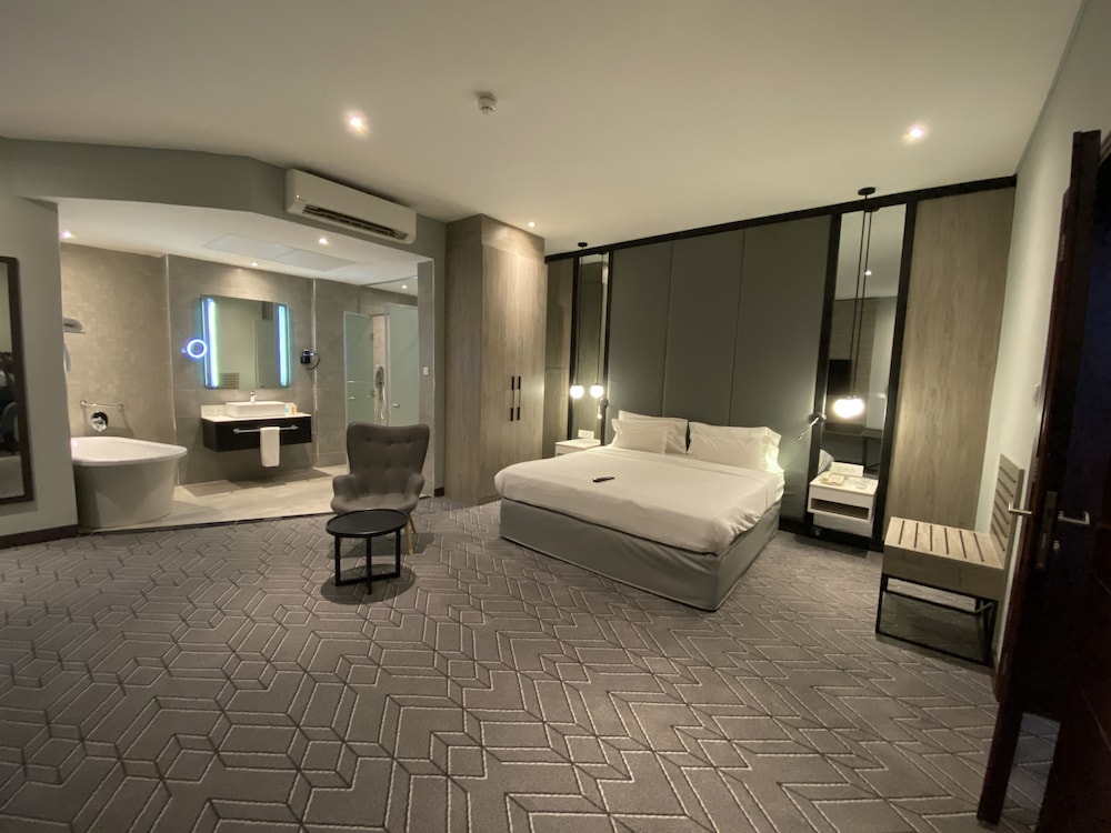 Suite, Pool View - Photo 1