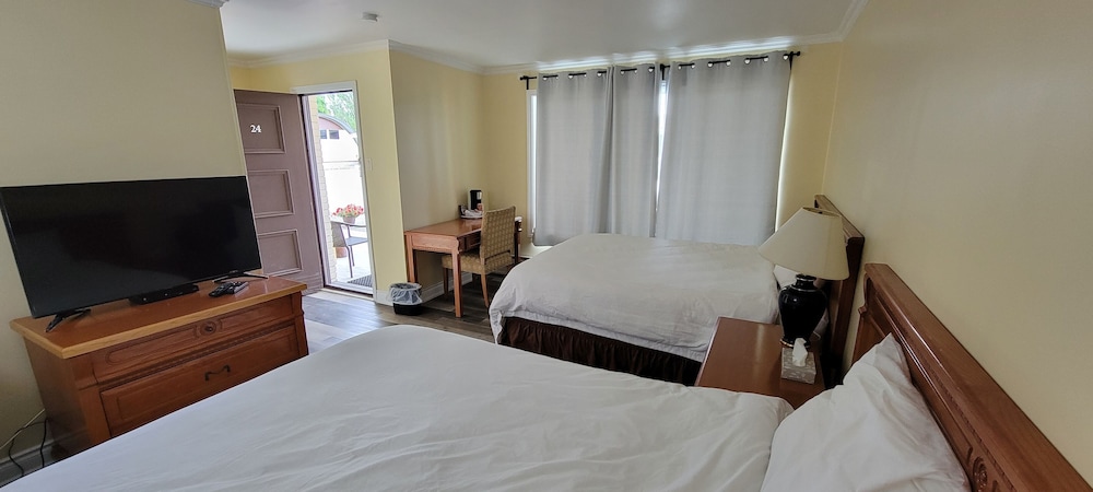 Basic Room, 2 Queen Beds photo 2