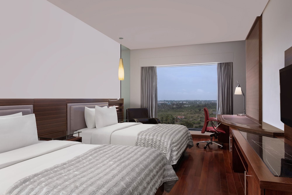 Club Room, 2 Twin Beds, City View