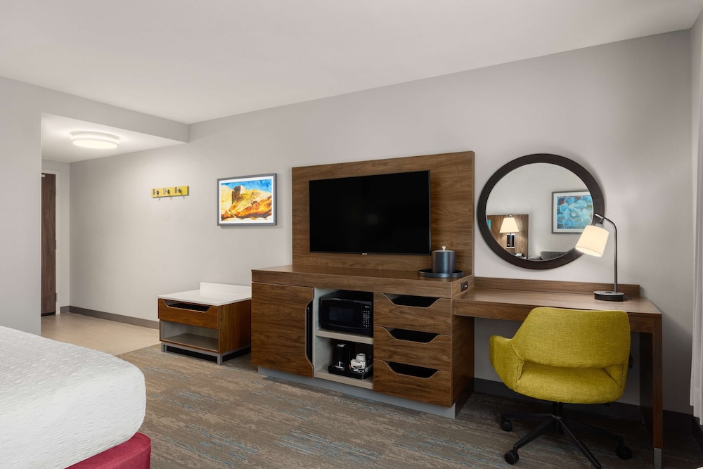 Room, 1 King Bed, Refrigerator & Microwave - Photo 1