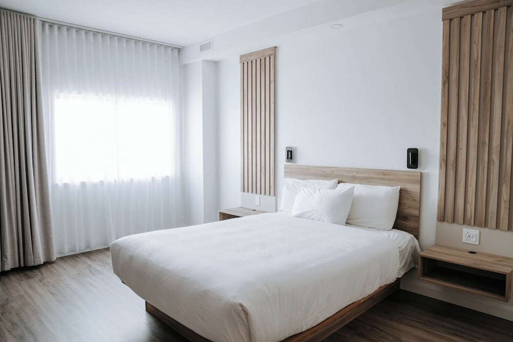 Deluxe Room, 1 Queen Bed photo 1
