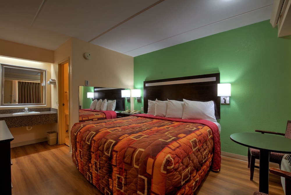 Room, 1 King Bed photo 3