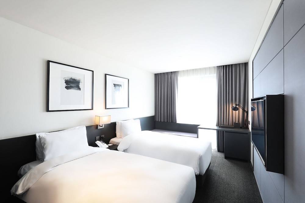 Premier Twin (Complimentary Pool Access for 2) - Photo 5