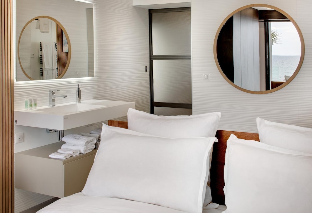 Standard Room, 1 Queen Bed, Sea View - Photo 2