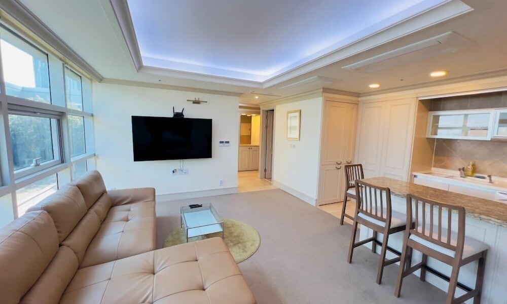 Executive Suite - Photo 13