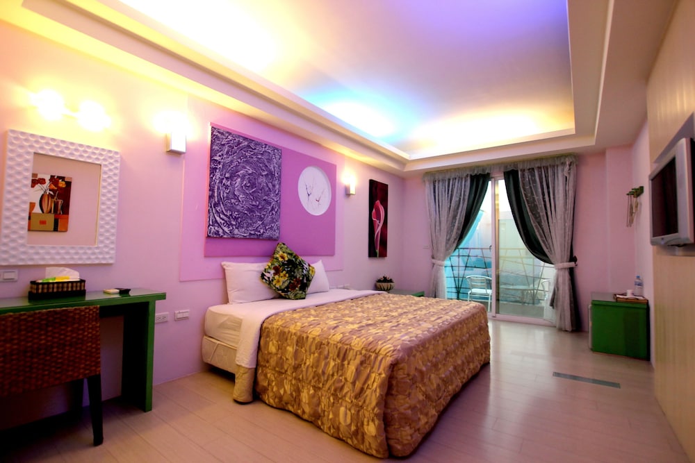 Deluxe Double Room, 1 Queen Bed, Balcony, Partial Sea View photo 3