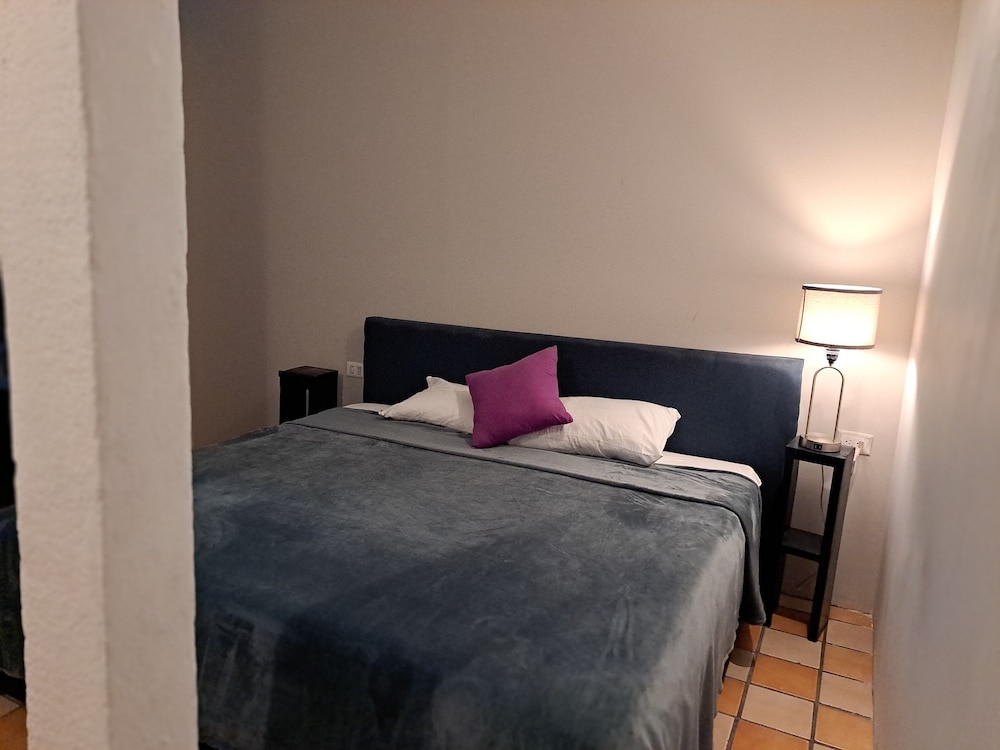 Deluxe Room, 1 King Bed photo 1