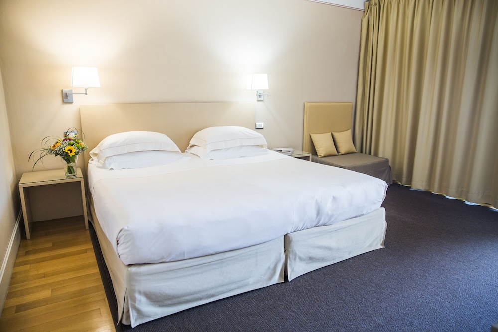 Double Room, Partial Lake View - Photo 2