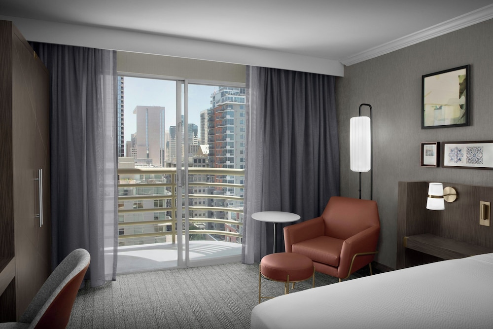 King Suite, Living Room With Sofa Bed, No Balcony