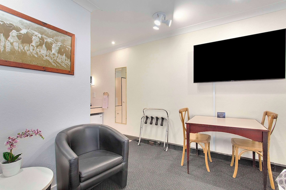 Room, 1 King Bed, Non Smoking (Upgrade) - Photo 2