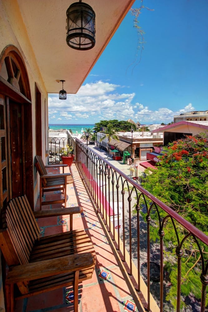 Grand Family Room, Balcony - Photo 6