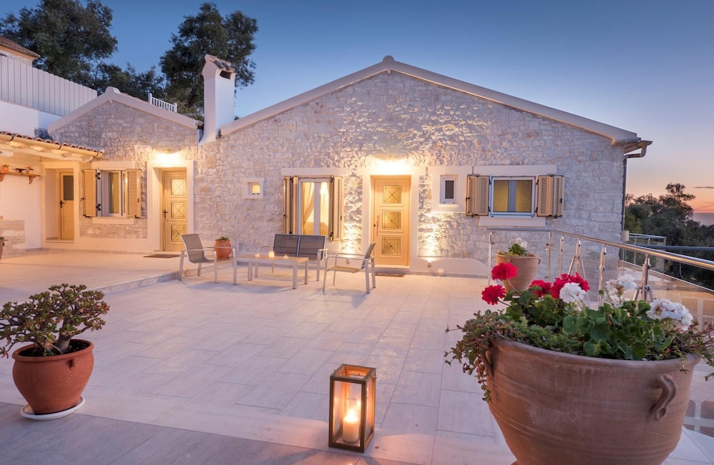 Villa photo 1