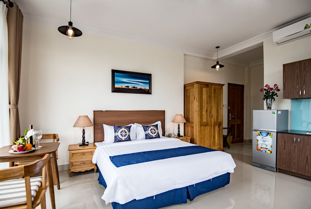 Luxury Double Room, 1 King Bed, Balcony, Beach View