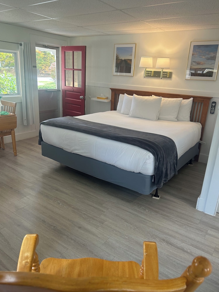 Deluxe Room, 1 King Bed, Kitchenette photo 3