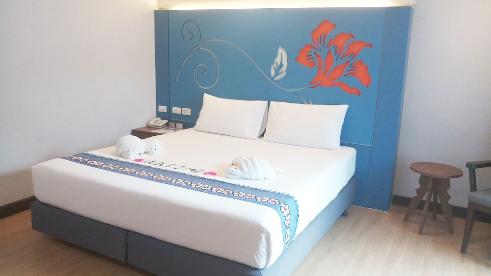 Deluxe Room, 1 King Bed, Non Smoking photo 2