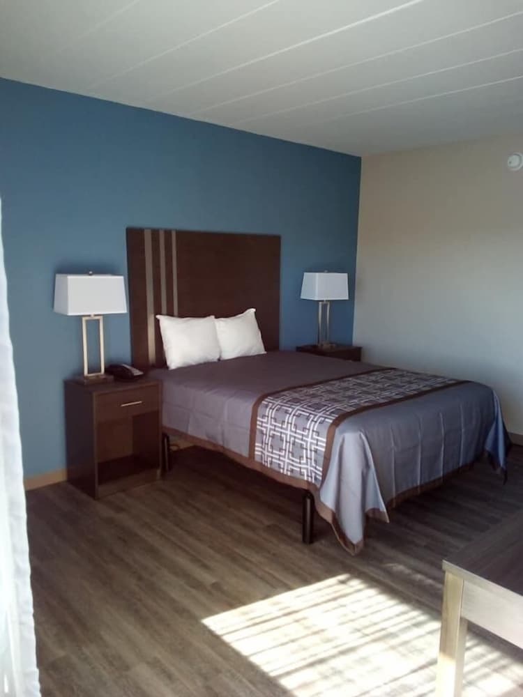 Standard Room, 1 Queen Bed, Smoking, Refrigerator & Microwave - Photo 6