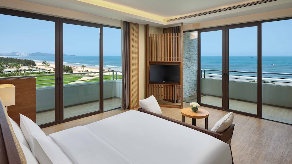 Standard Room, 1 King Bed, Smoking, Garden View