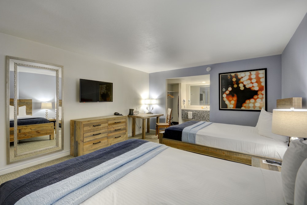 Deluxe Room, 2 Queen Beds, Pool View - Photo 4
