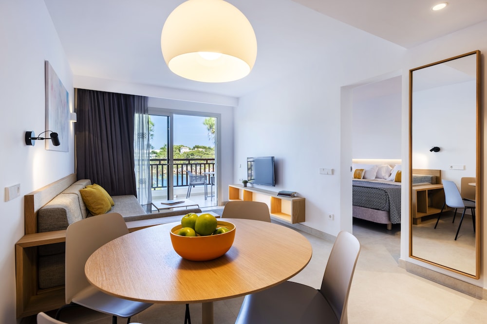 Superior Apartment, 1 Bedroom, Sea View (Select 2 adults + 1 child) photo 2