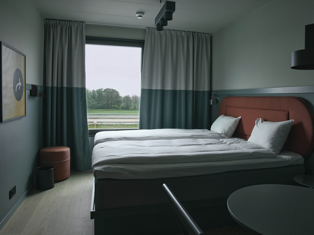 Standard Room, Multiple Beds, Non Smoking (King) photo 1