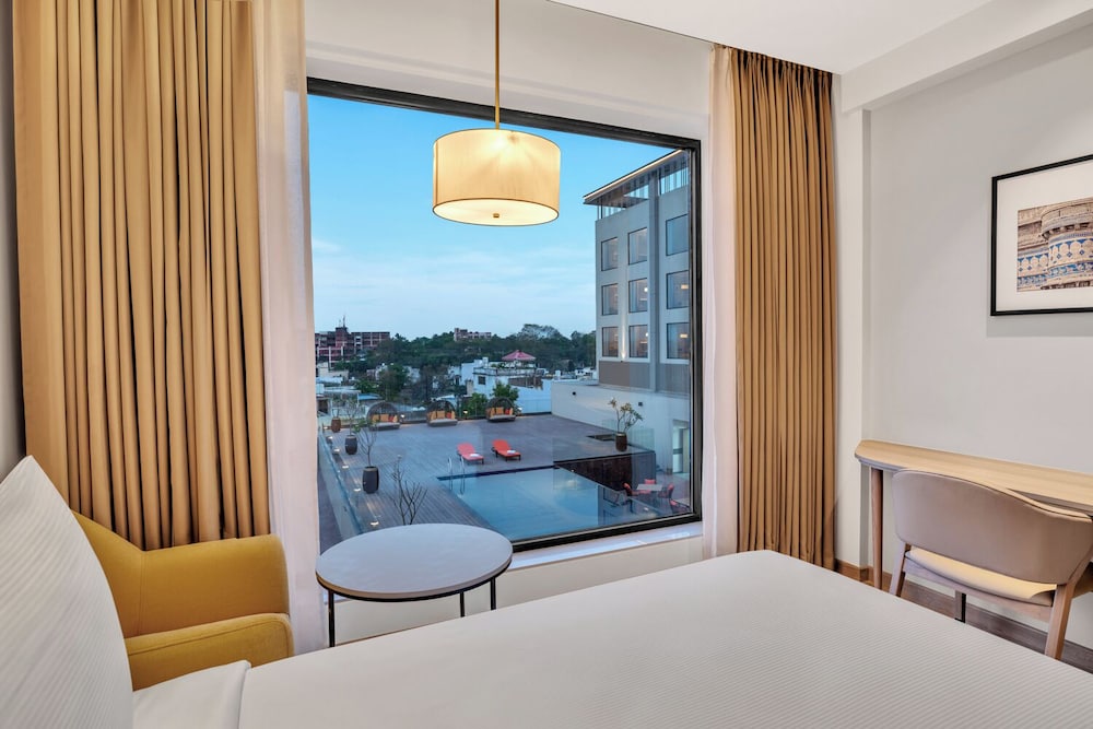 Deluxe Room, 2 Twin Beds, Pool View
