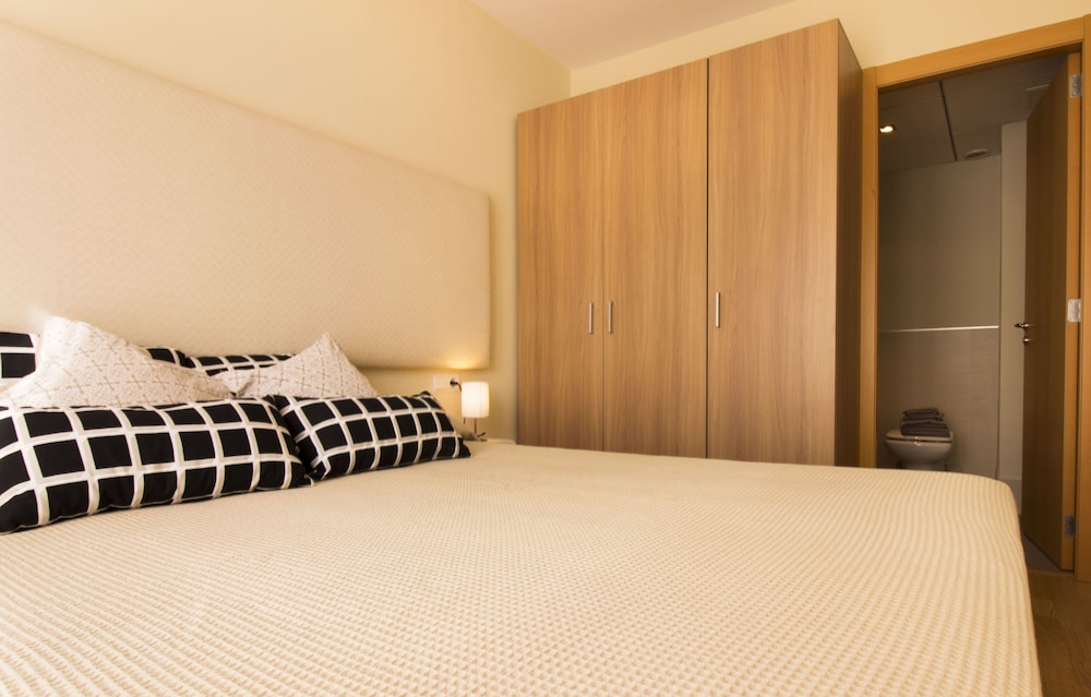 Deluxe Apartment, 3 Bedrooms, 2 Bathrooms, Beachside (Elcano 3-1)