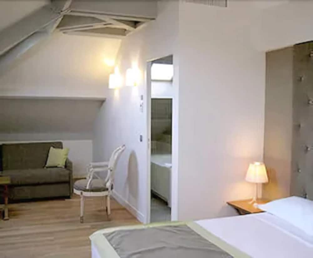 Junior Quadruple Room thumbnail 6