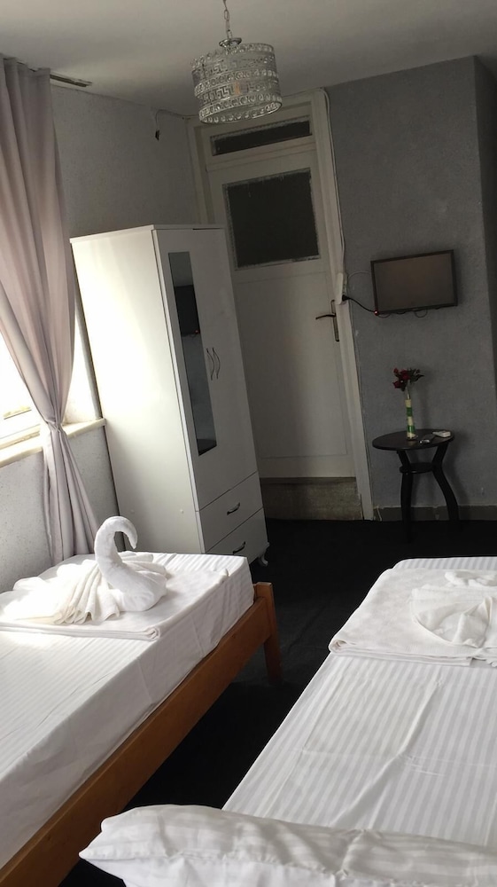 Standard Twin Room (Castle View)