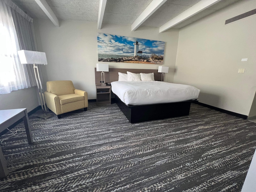 Suite, 1 King Bed, Non Smoking photo 2