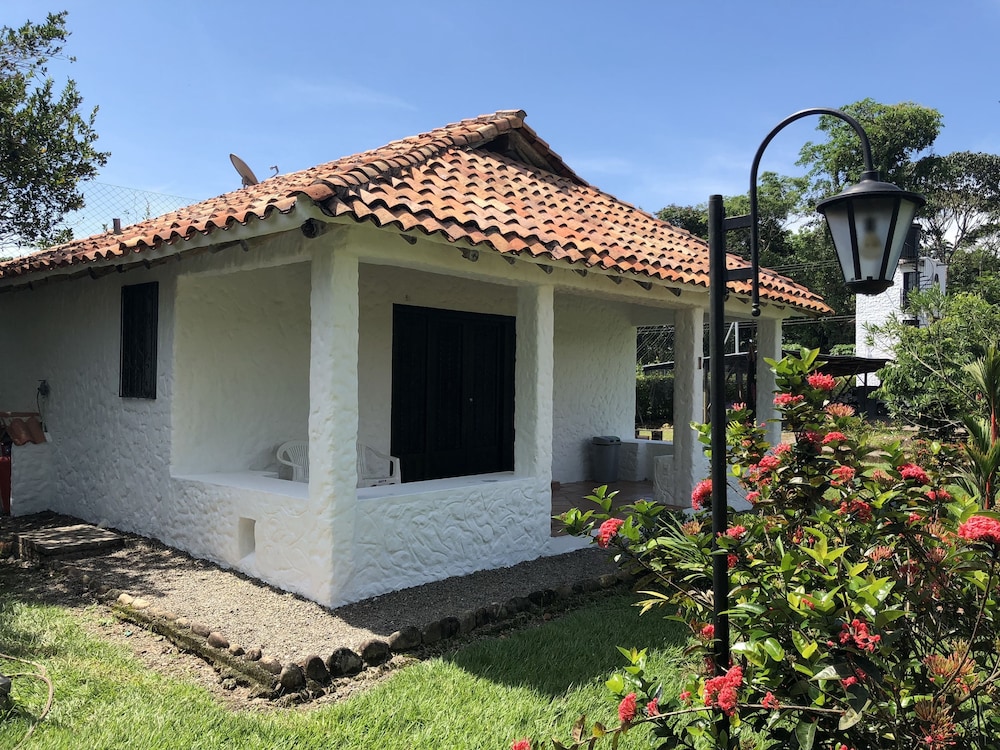 Romantic Bungalow, 1 King Bed, Kitchen, Garden View photo 2