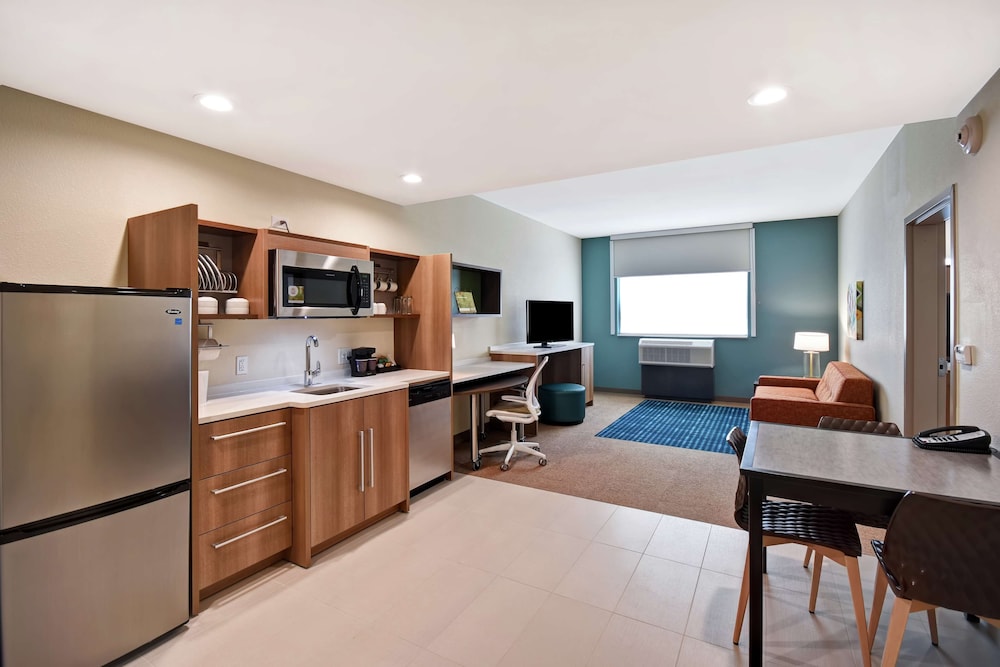 Suite, 1 King Bed, Accessible, Bathtub photo 2