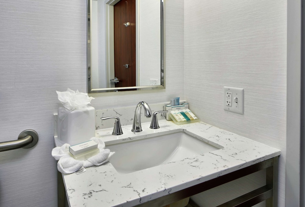 2 Queen Mobility Accessible Room with Roll In Shower - Photo 6