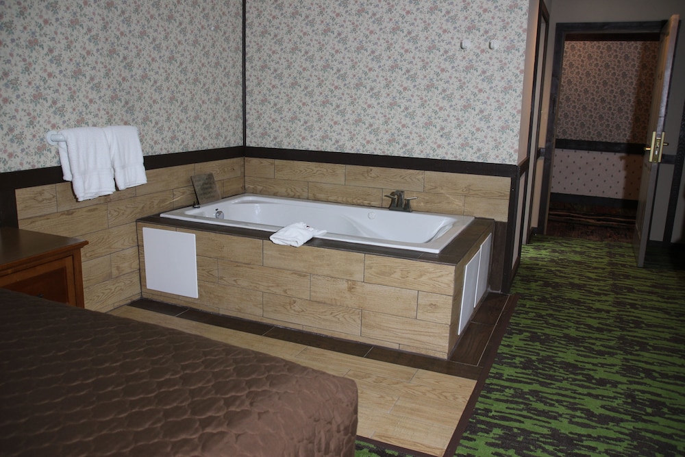 Romantic Room, 1 King Bed, Refrigerator & Microwave photo 2